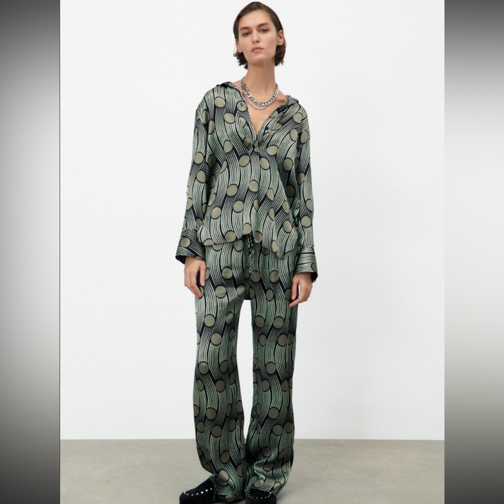 ZARA: Flowy Printed Blouse 💚